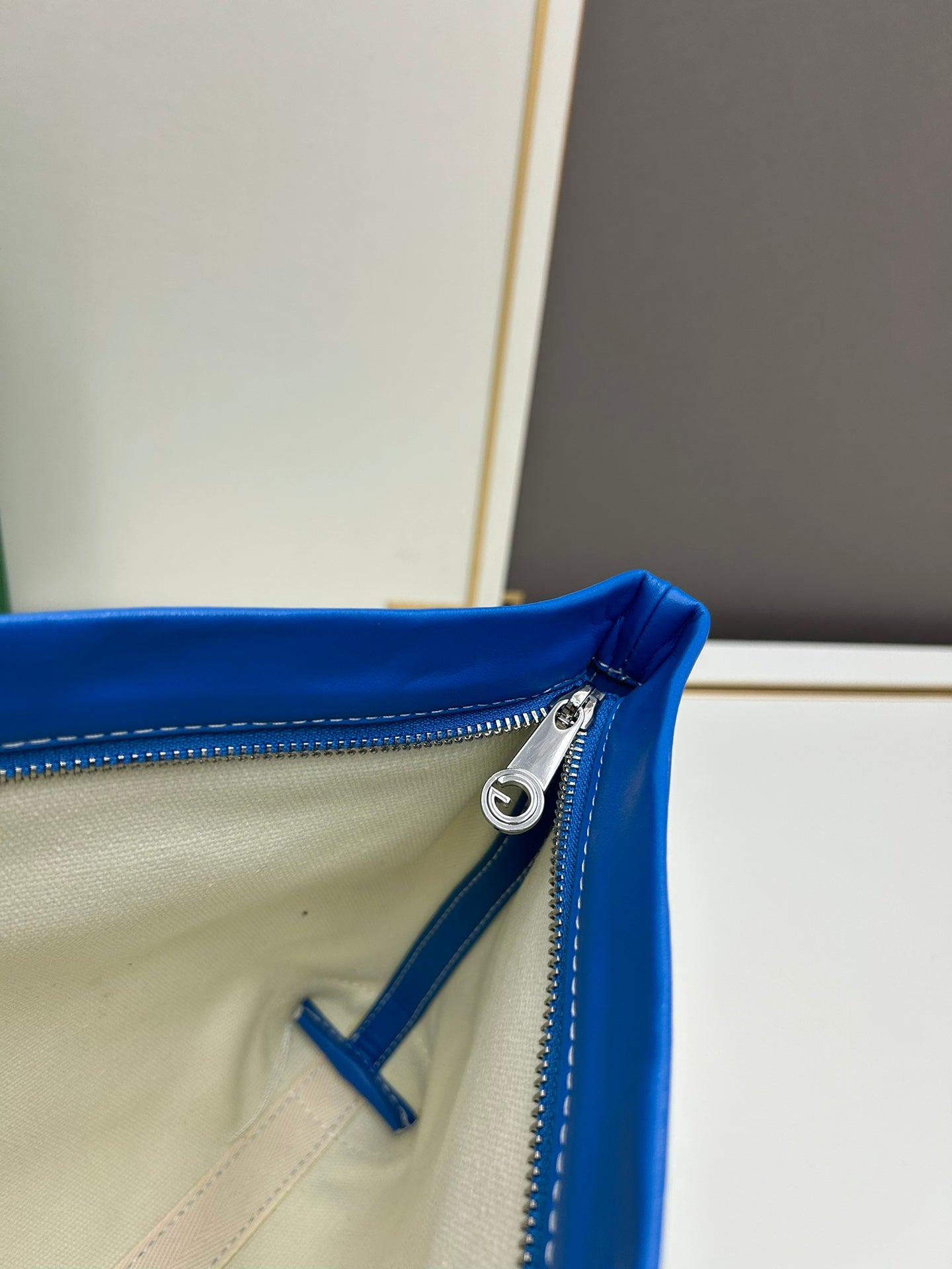 ** Goyard Conti Clutch Bag - Stylish & Practical Essentials
**