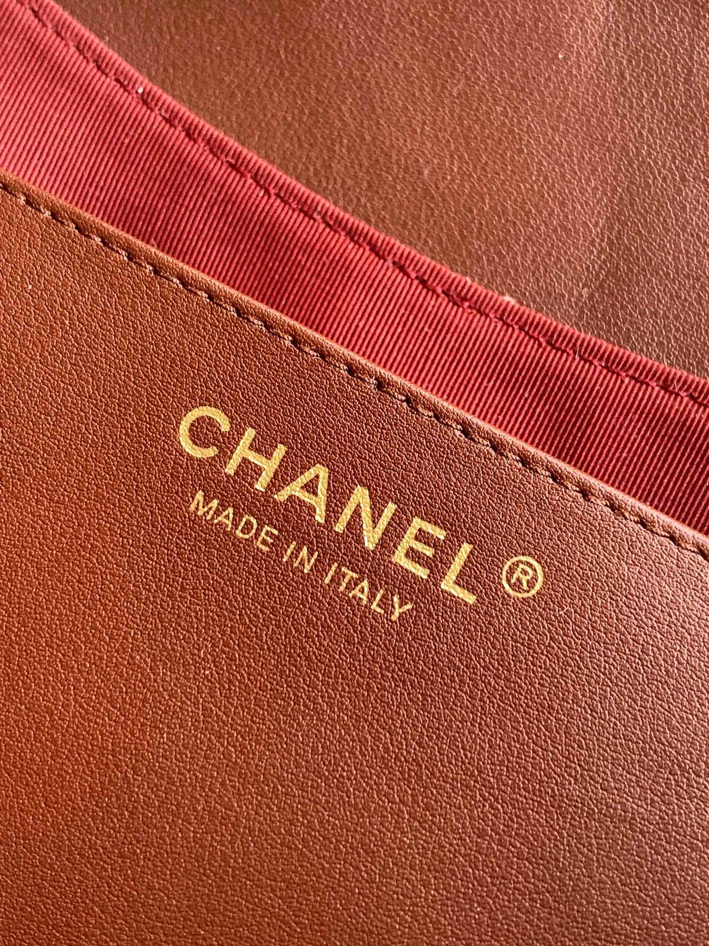 ** Burgundy Leather Hobo Bag with Gold Chain - Stylish & Versatile
**