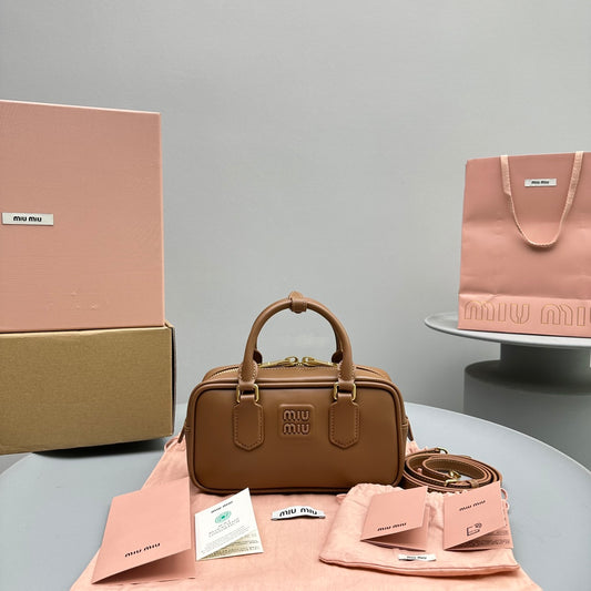 ** Retro Small Square Leather Bag - Functional & Chic

**