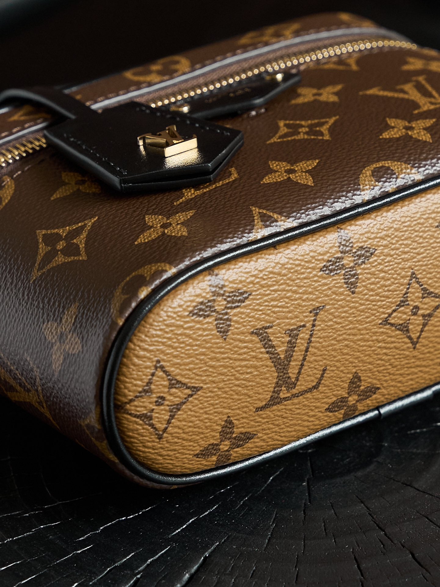 ** Authentic Vanity Chain Pouch Handbag - Italian Craftsmanship

**