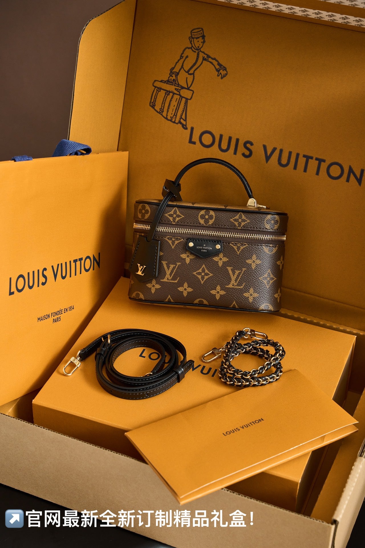 ** Authentic Vanity Chain Pouch Handbag - Italian Craftsmanship

**