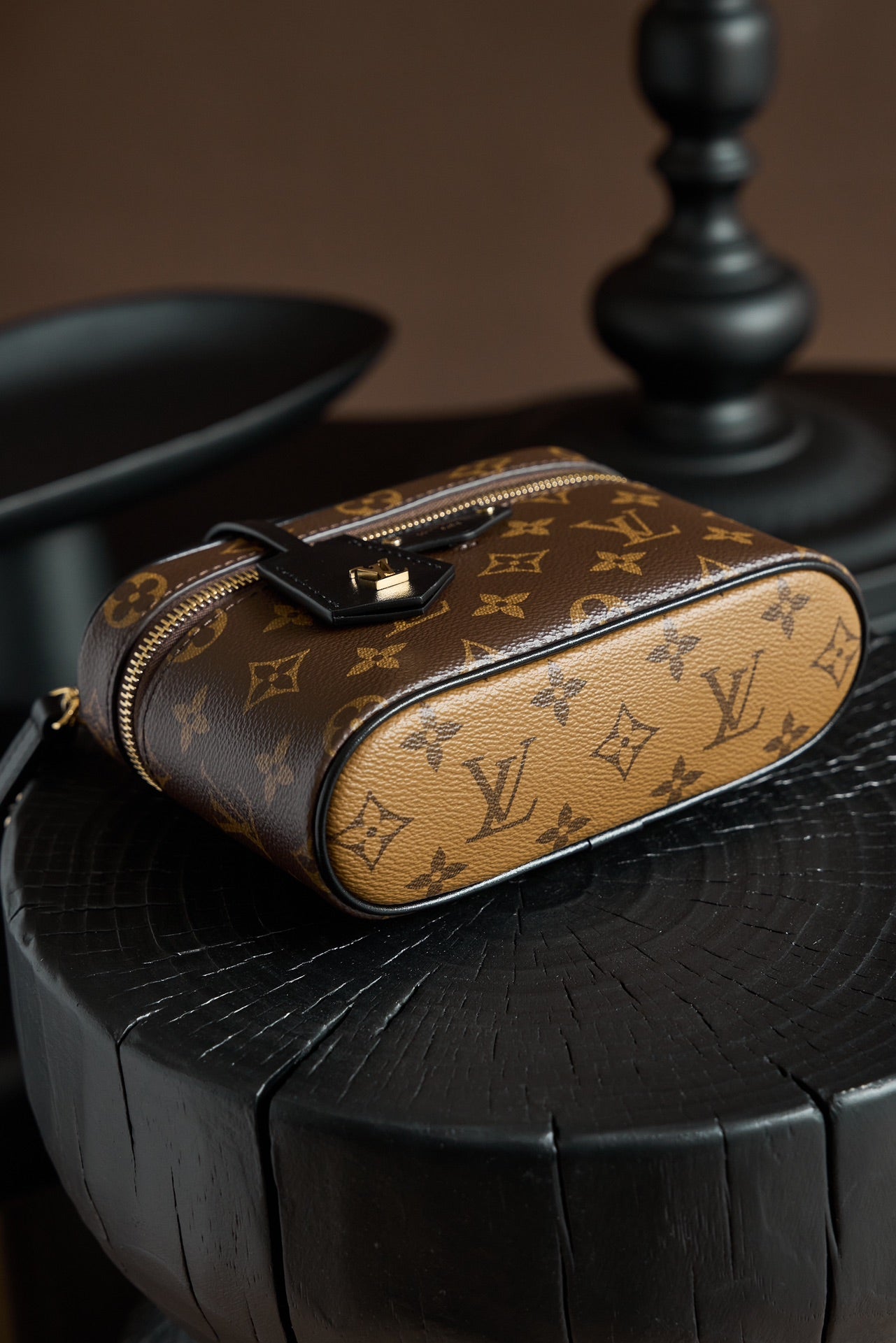 ** Authentic Vanity Chain Pouch Handbag - Italian Craftsmanship

**