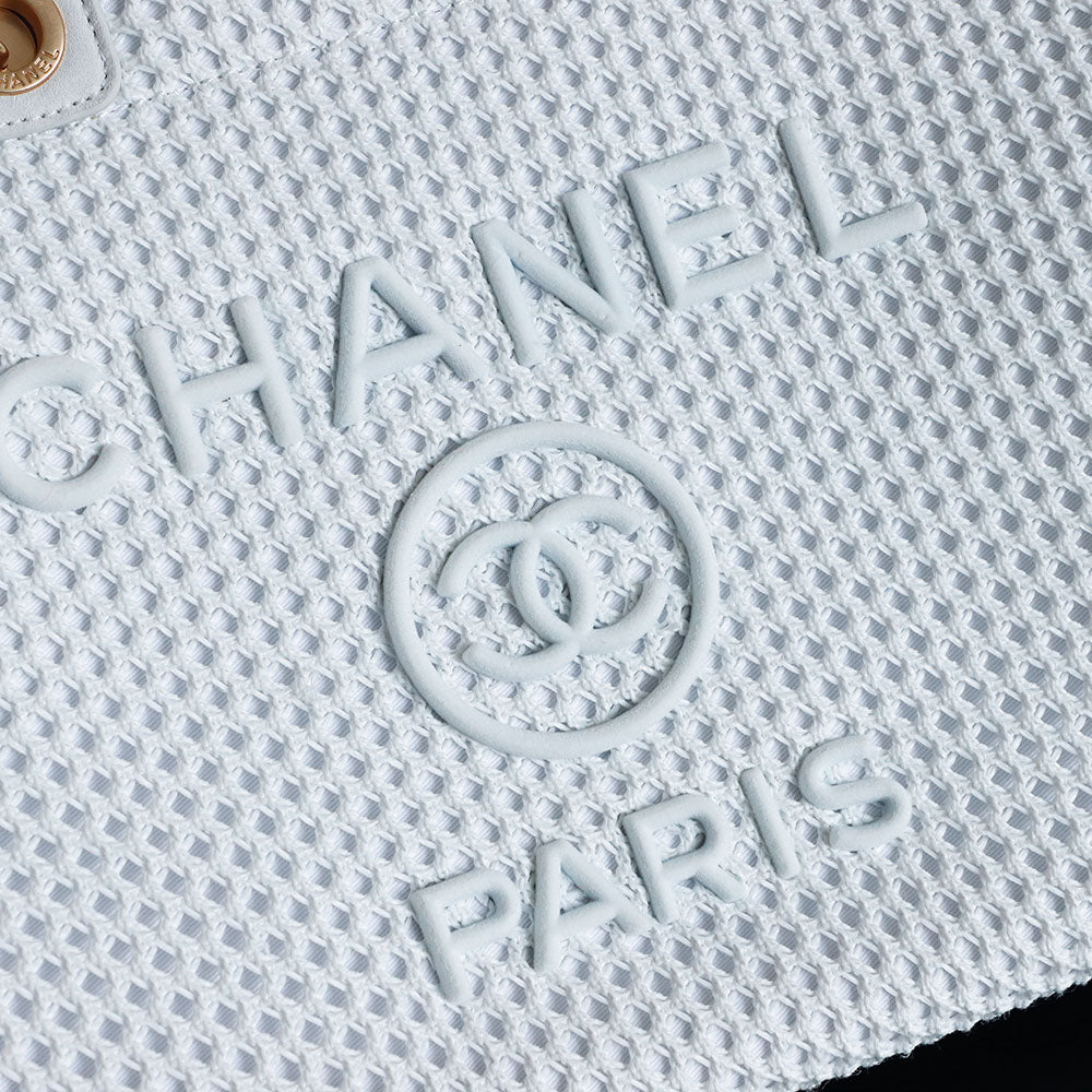 ** Chanell 26 Early Spring Hand-Woven Beach Bag

**