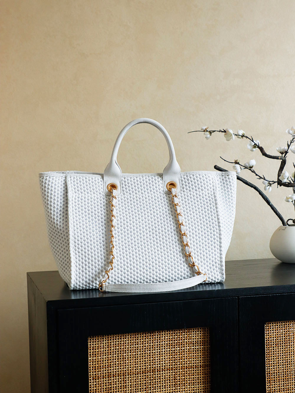 ** Chanell 26 Early Spring Hand-Woven Beach Bag

**