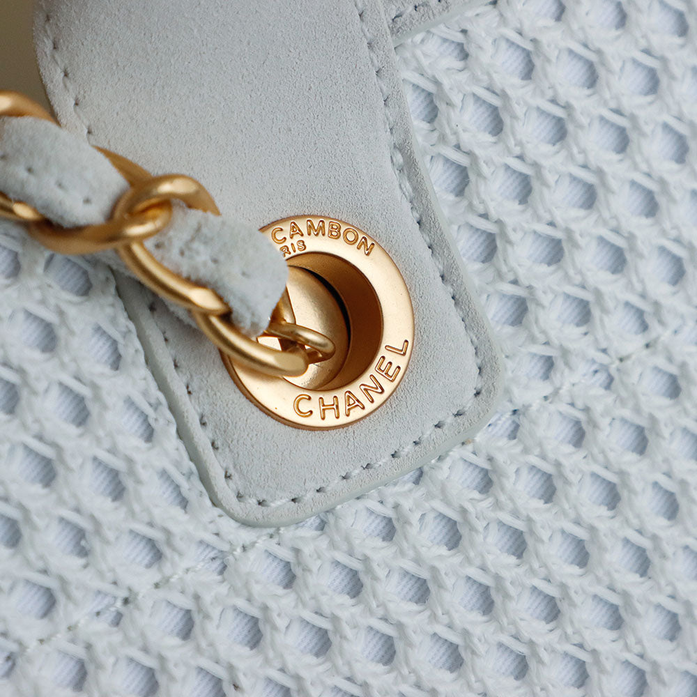 ** Chanell 26 Early Spring Hand-Woven Beach Bag

**