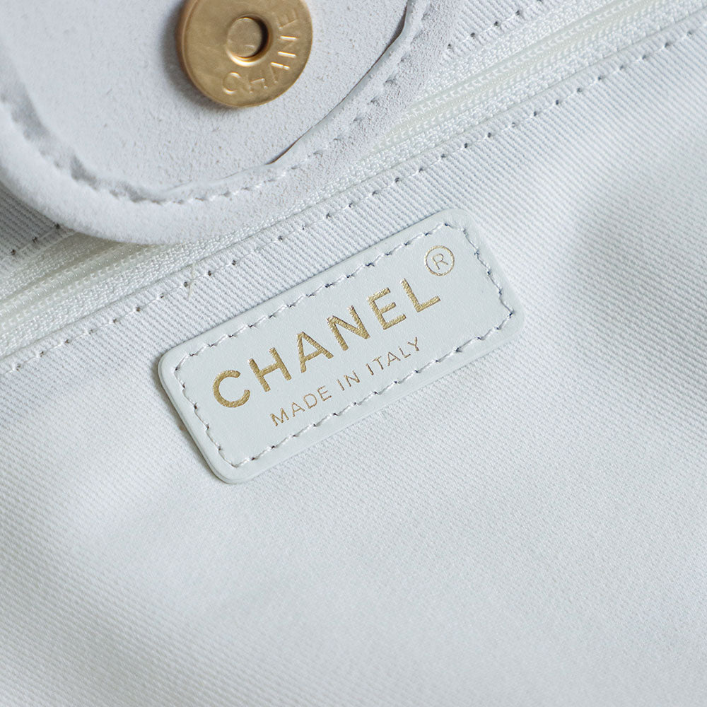 ** Chanell 26 Early Spring Hand-Woven Beach Bag

**