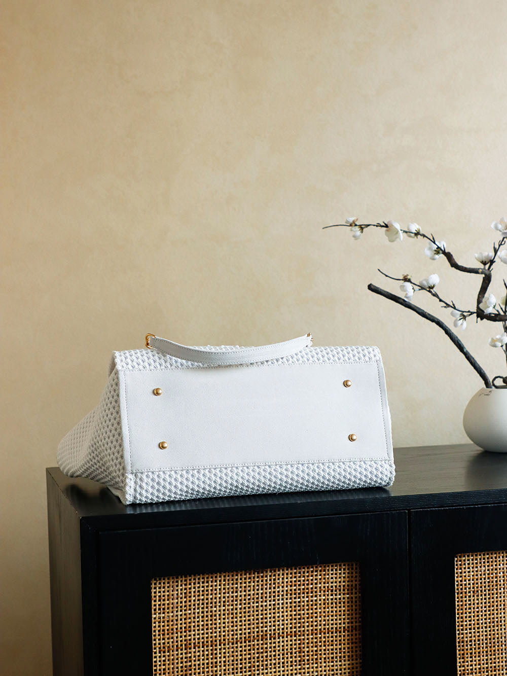 ** Chanell 26 Early Spring Hand-Woven Beach Bag

**