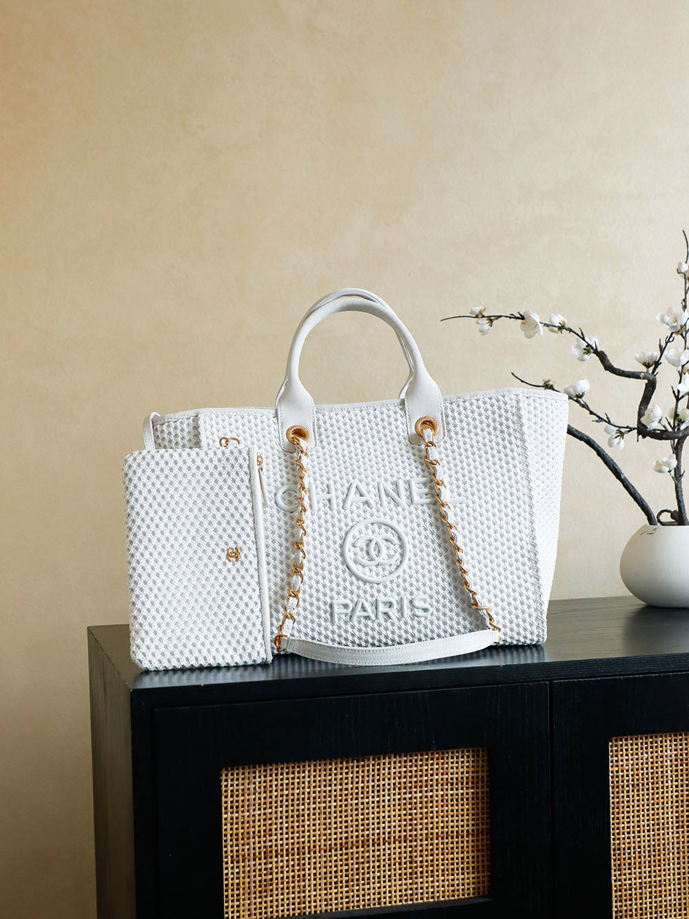 ** Chanell 26 Early Spring Hand-Woven Beach Bag

**