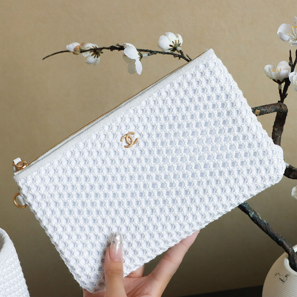 ** Chanell 26 Early Spring Hand-Woven Beach Bag

**