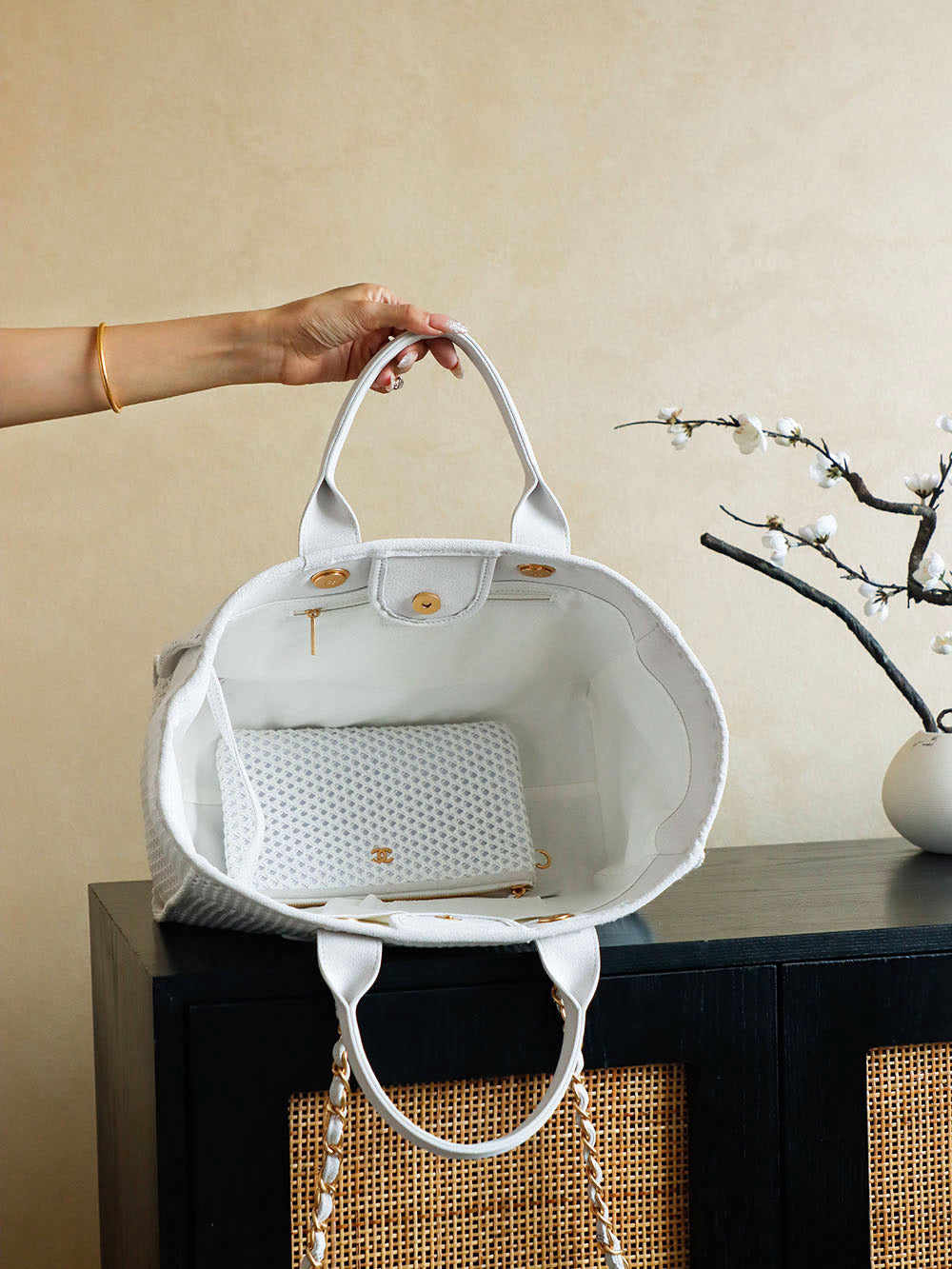 ** Chanell 26 Early Spring Hand-Woven Beach Bag

**