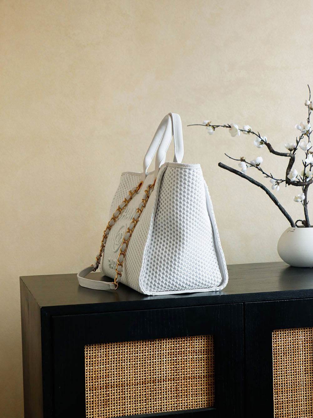 ** Chanell 26 Early Spring Hand-Woven Beach Bag

**