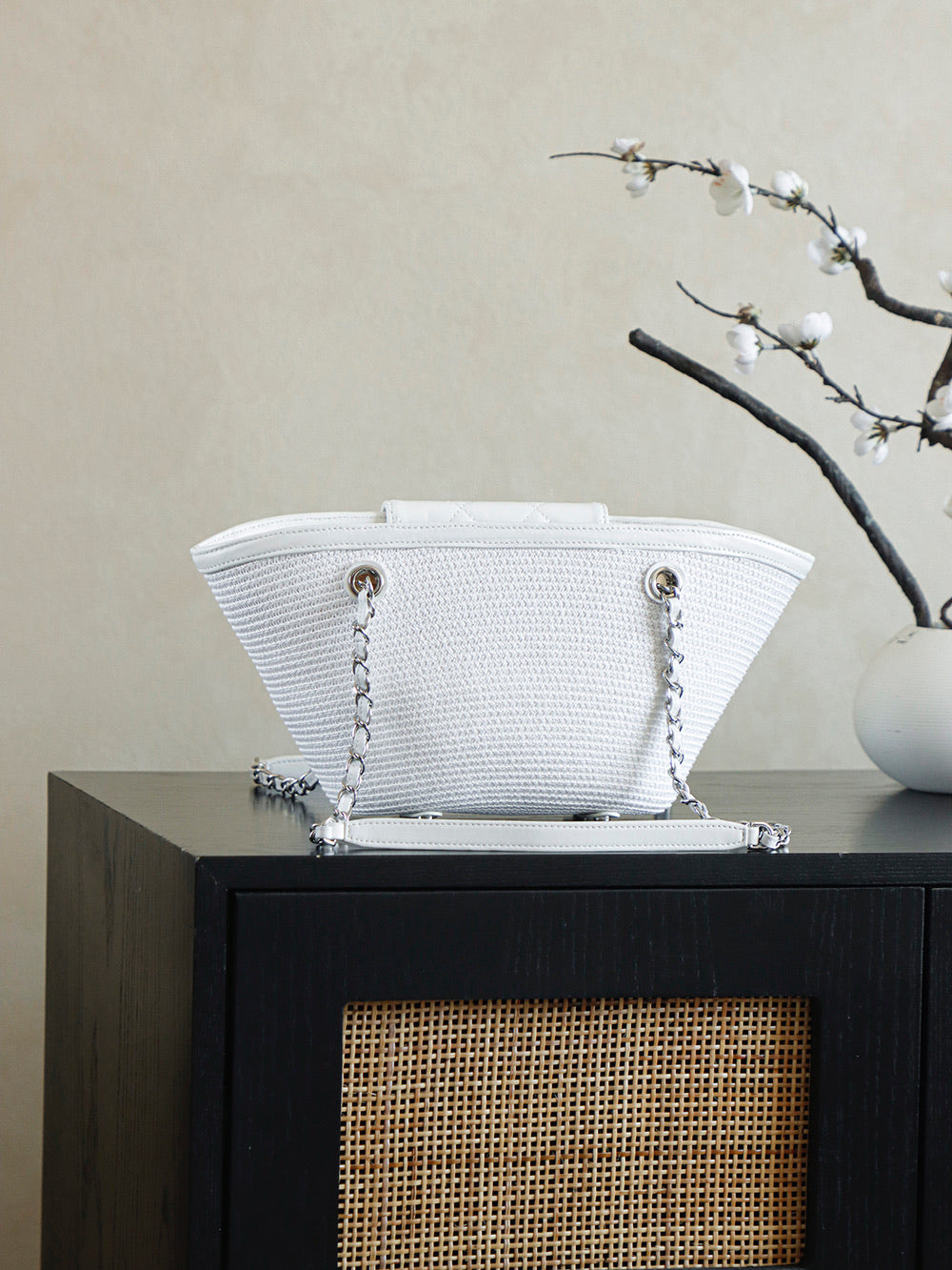 ** Handwoven Raffia & Rattan Bag - Summer-Ready Accessory

**