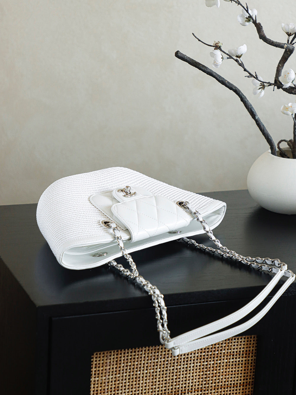 ** Handwoven Raffia & Rattan Bag - Summer-Ready Accessory

**