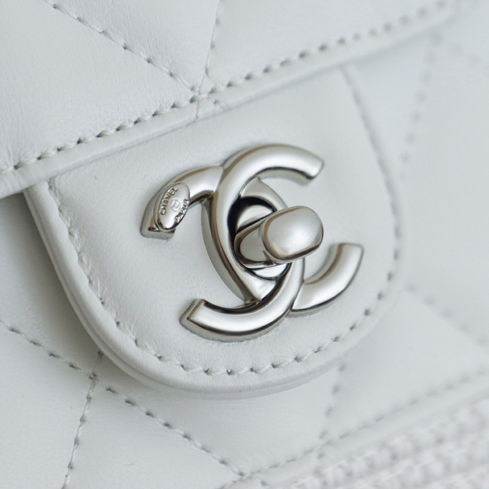 ** Handwoven Raffia & Rattan Bag - Summer-Ready Accessory

**