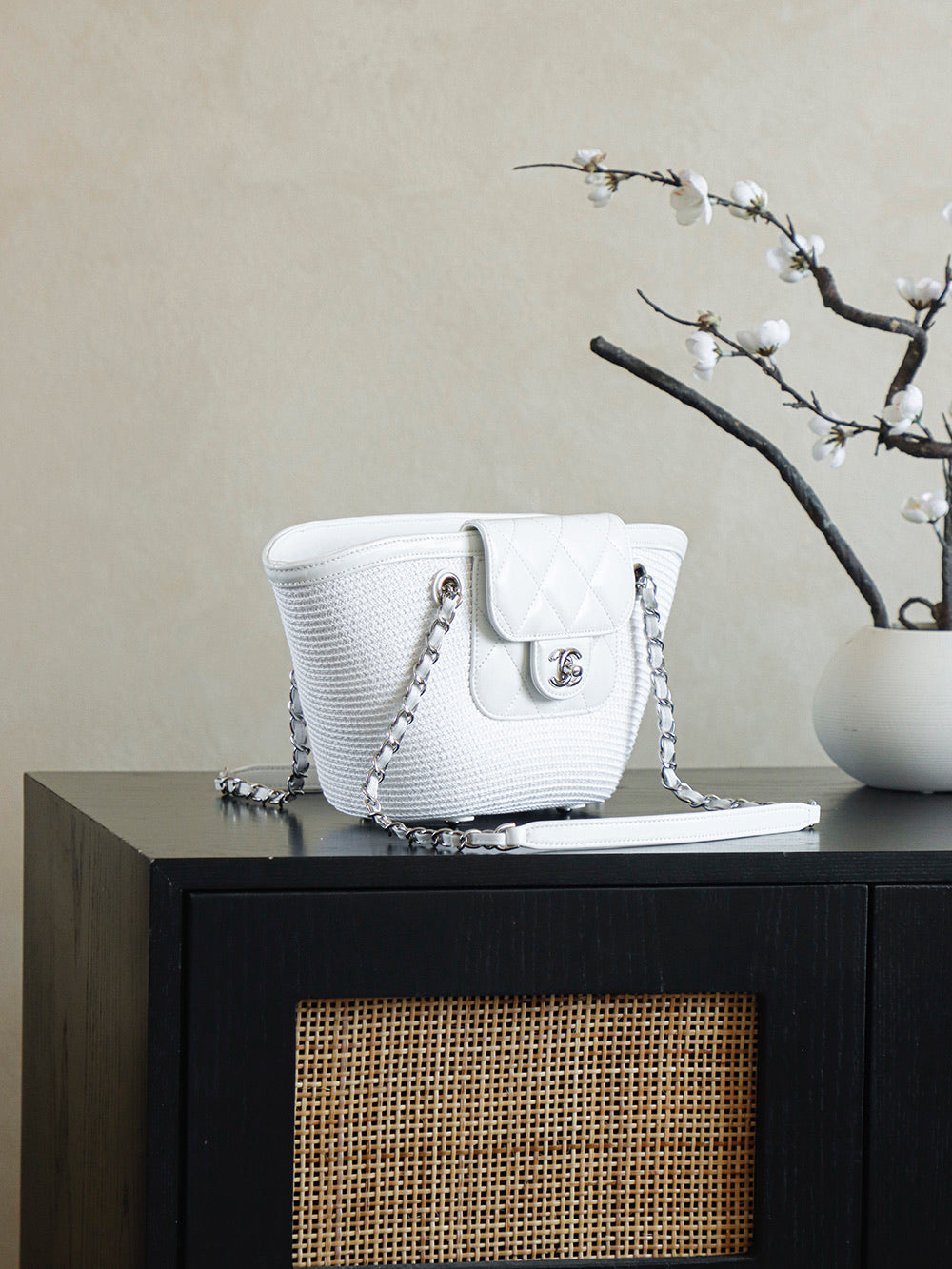 ** Handwoven Raffia & Rattan Bag - Summer-Ready Accessory

**