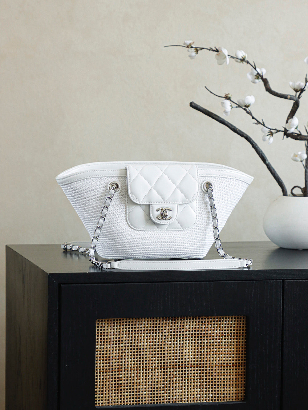 ** Handwoven Raffia & Rattan Bag - Summer-Ready Accessory

**