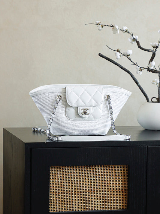 ** Handwoven Raffia & Rattan Bag - Summer-Ready Accessory

**