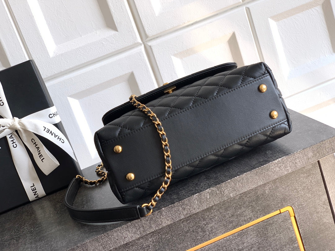 ** Elegant 23cm Golden Ring Bag with Diamond Handle

**