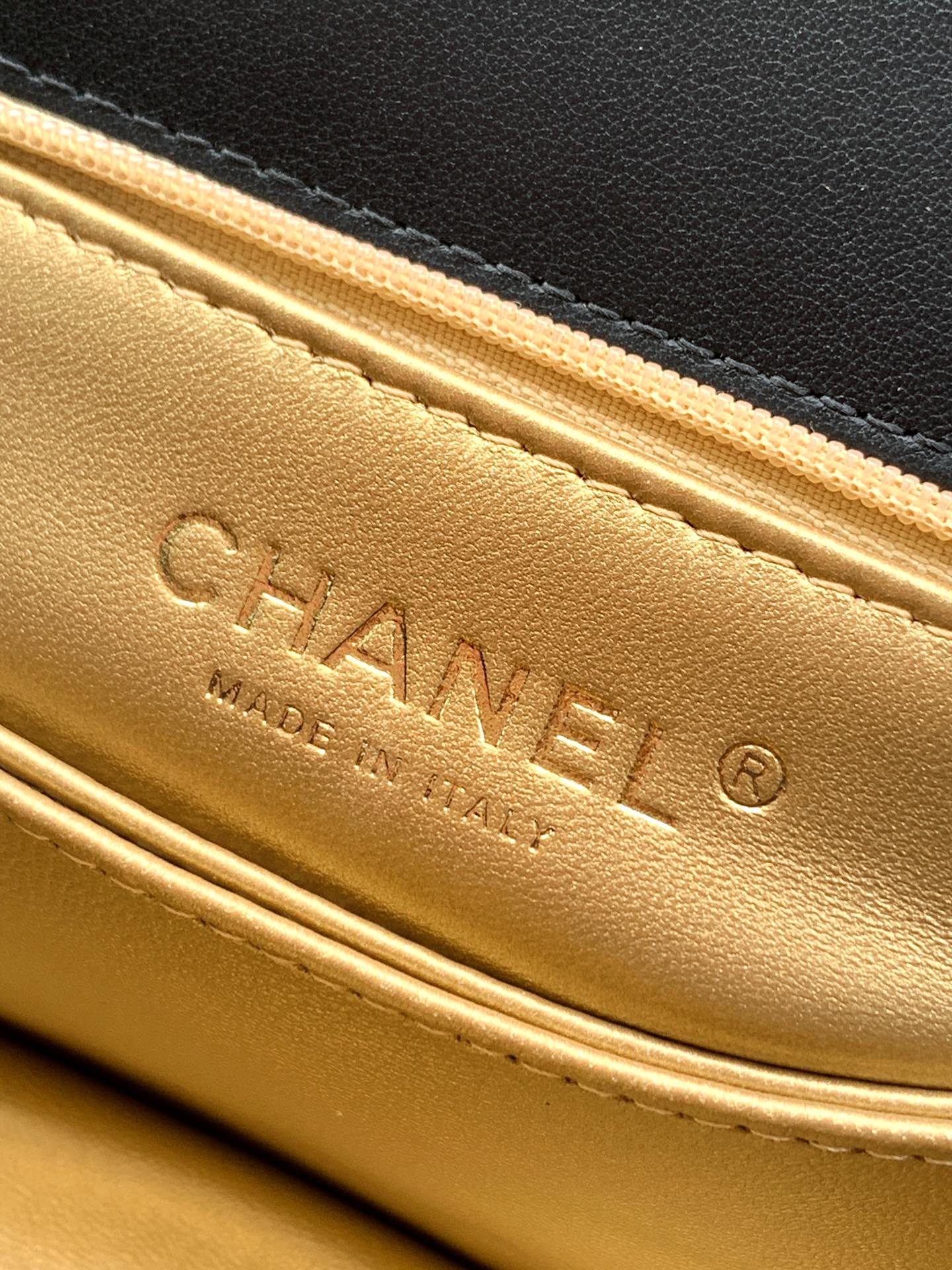 ** Elegant 23cm Golden Ring Bag with Diamond Handle

**